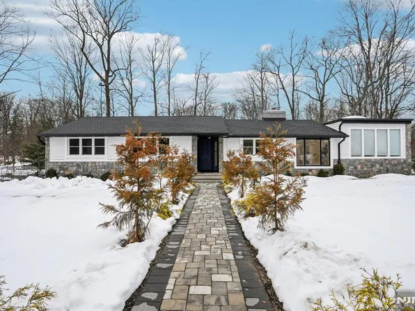 56 Pine Hill Dr, Upper Saddle River, NJ 07458