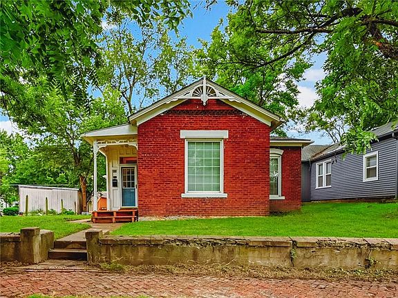2nd image of 609 Dakota St