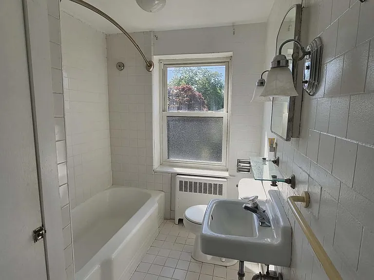 100 E 3rd St #3 — Photo 4
