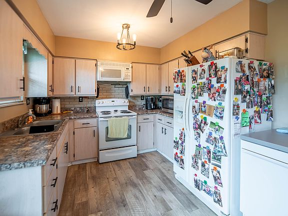 4th image of 2220 Genevieve Ln