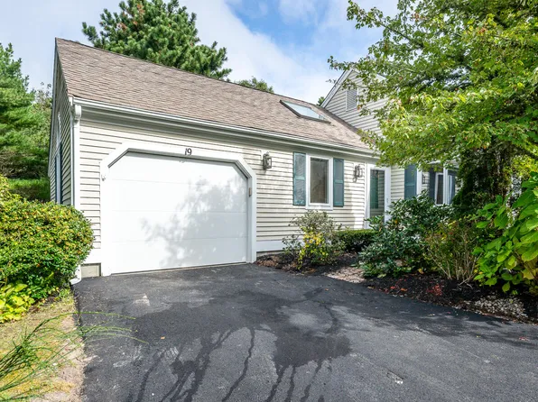 19 Rolling Green Lane, Mashpee, MA 02649