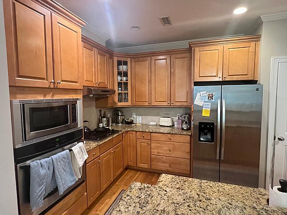 Stainless appliances, granite counters and gas stove