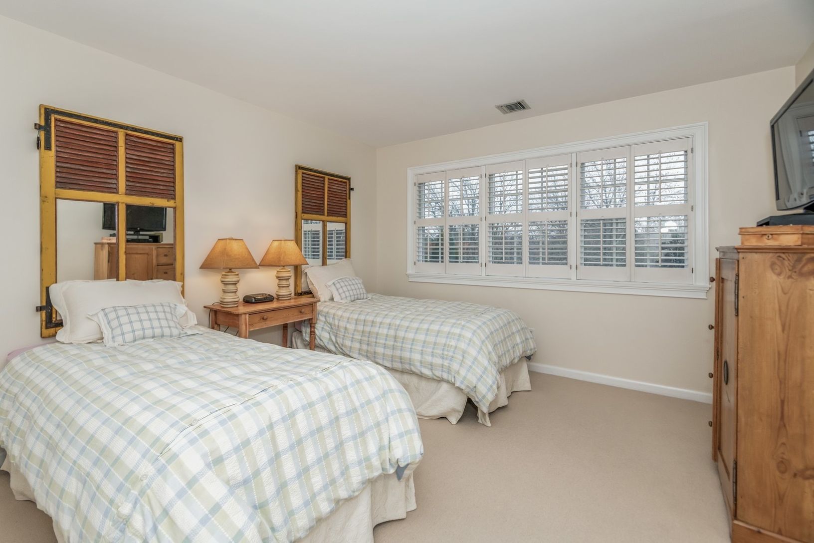  Upstairs Twin Guest Room With En-suite Bath