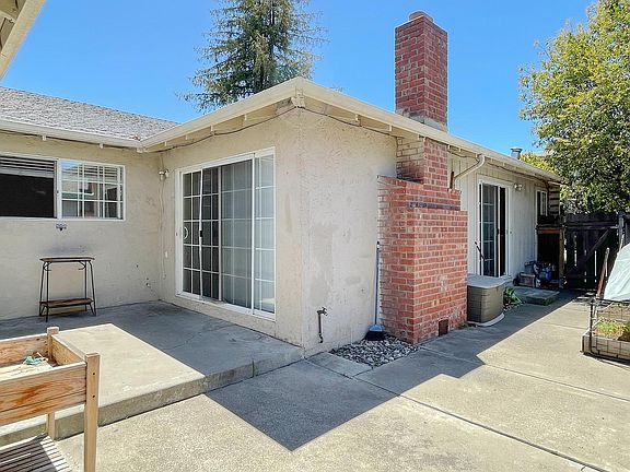 Sliding door to side yard