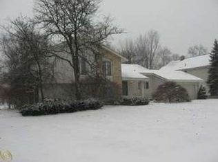34358 Lakehurst Dr, Farmington Hills, MI 48331