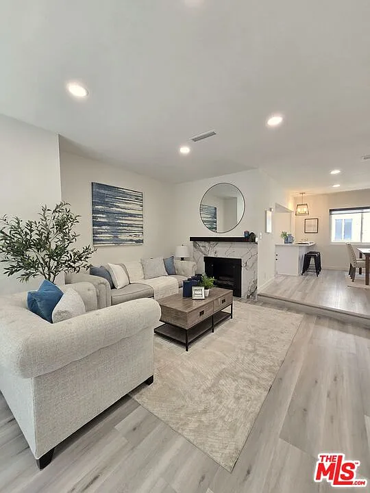 3 bed, 2.5 bath, 1570 sqft, $5,500 — Photo 2