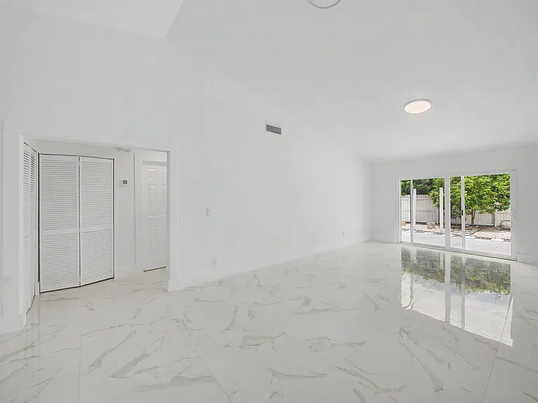 8464 Lake Worth Rd — Photo 9
