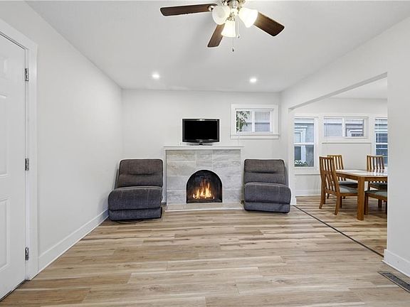3rd image of 2404 Denver Ave