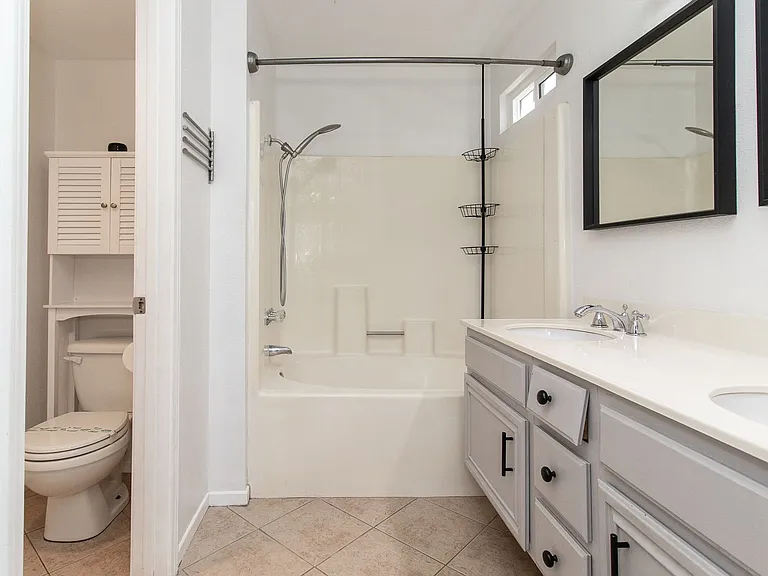 1821 Avenida Segovia — Photo 16