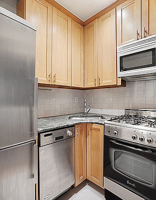 4th image of 30 E 9th St APT 6GG
