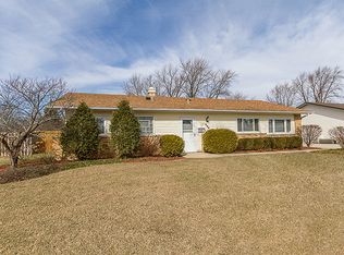 680 Lakeview Ln, Hoffman Estates, IL 60169