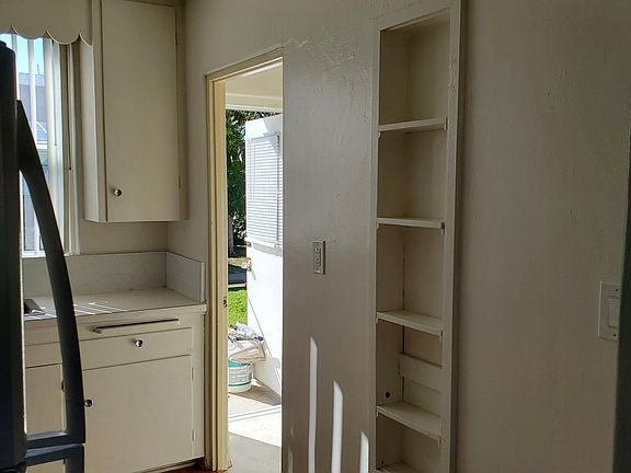 2nd image of 518A E Flower St #518-A