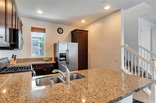 3 bed, 2.5 bath, 1554 sqft, $3,300 — Photo 3