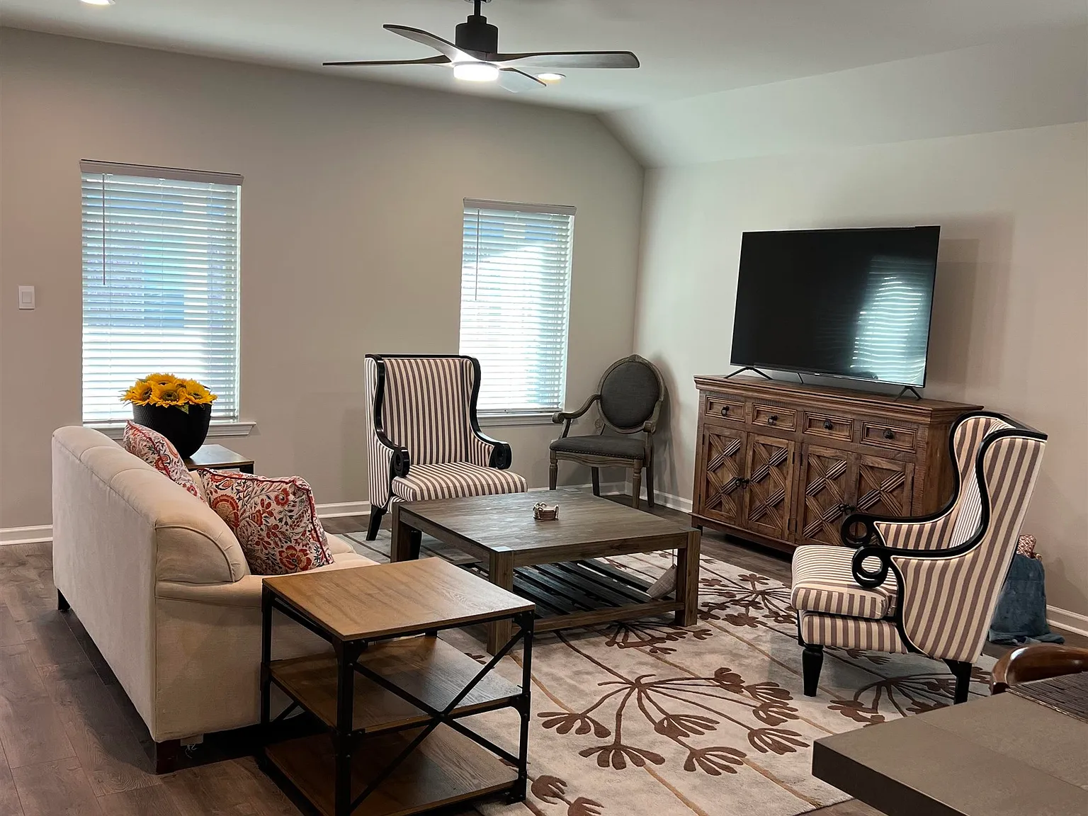 4 bed, 2079 sqft, $4,400 — Photo 3