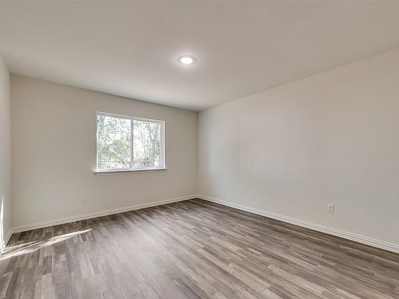 3rd image of 721 Driftwood Ln