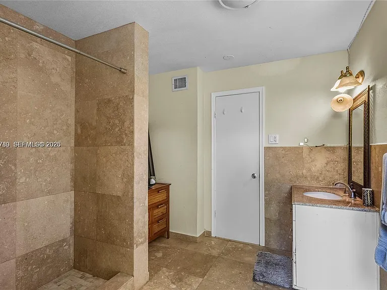 1875 Alamanda Dr — Photo 18