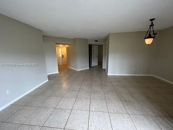 5th image of 2535 SE 19th Pl #C-105