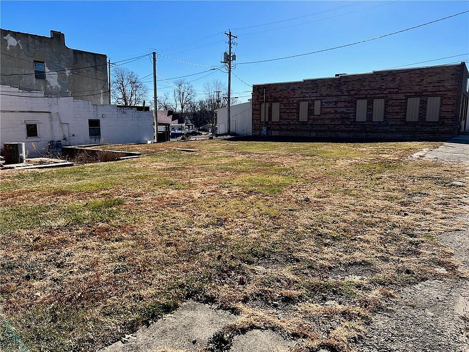 2nd image of 320 Main St