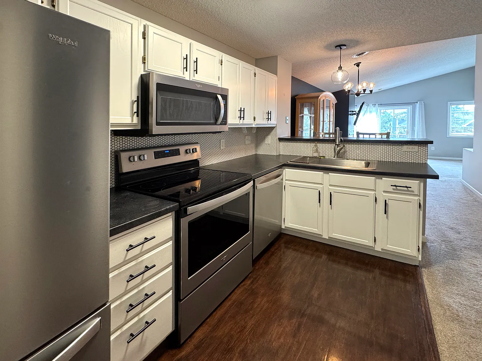 2 bed, 982 sqft, $2,500 — Photo 2