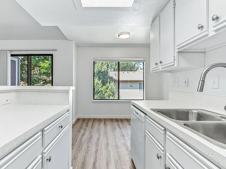 Hilton Street Apartments — Photo 41