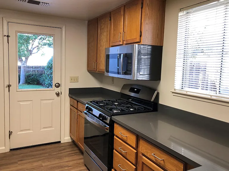 842 E Dana St — Photo 6
