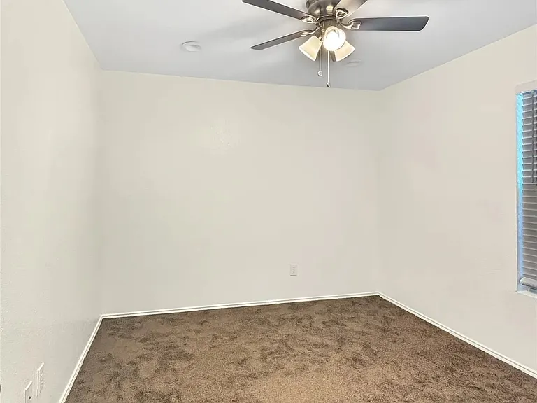 1217 Caroline Dr — Photo 9