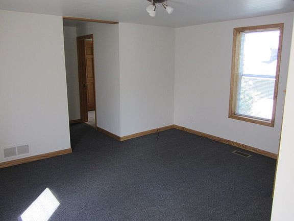 4th image of 633 Lake St