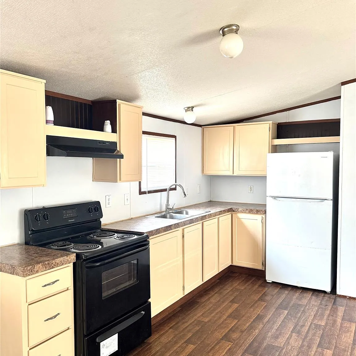 3 bed, 2.0 bath, 1150 sqft, $1,300 — Photo 4