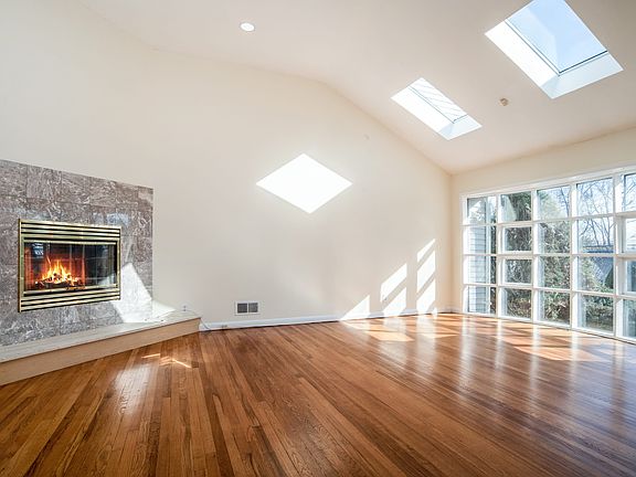 4th image of 216 Daisy Farms Dr