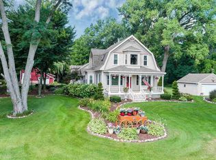 4105 Lakeview Dr, Suamico, WI 54173