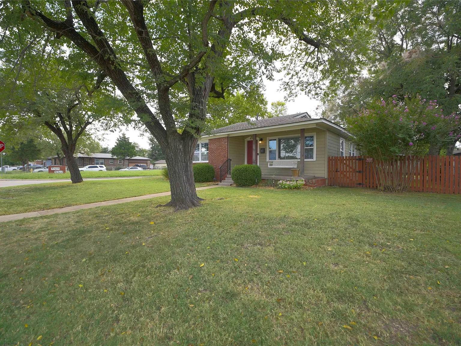 3 bed, 1.0 bath, 1170 sqft, $1,350 — Photo 3