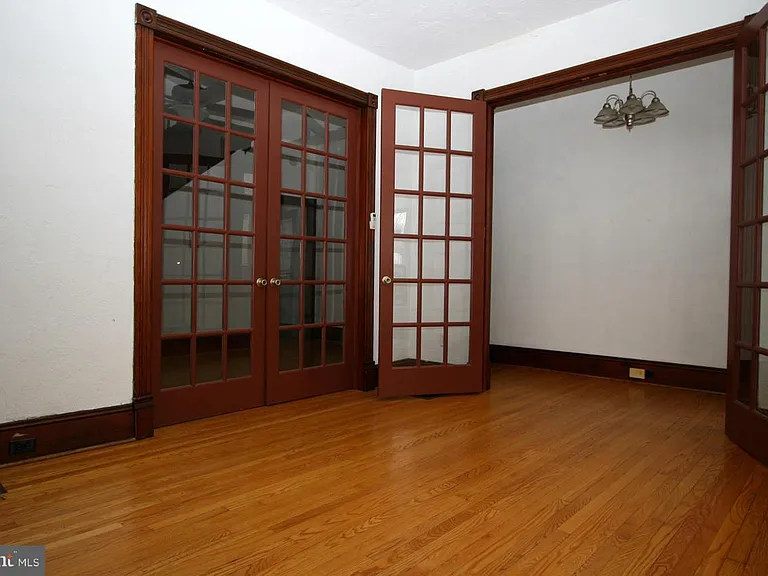 210 N Locust St — Photo 5