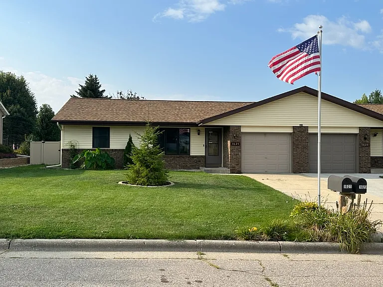 1621 Southridge Dr — Photo 1
