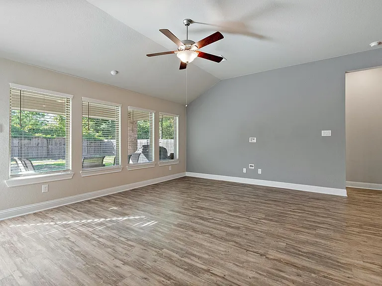 18716 Laurel Hills Dr — Photo 9