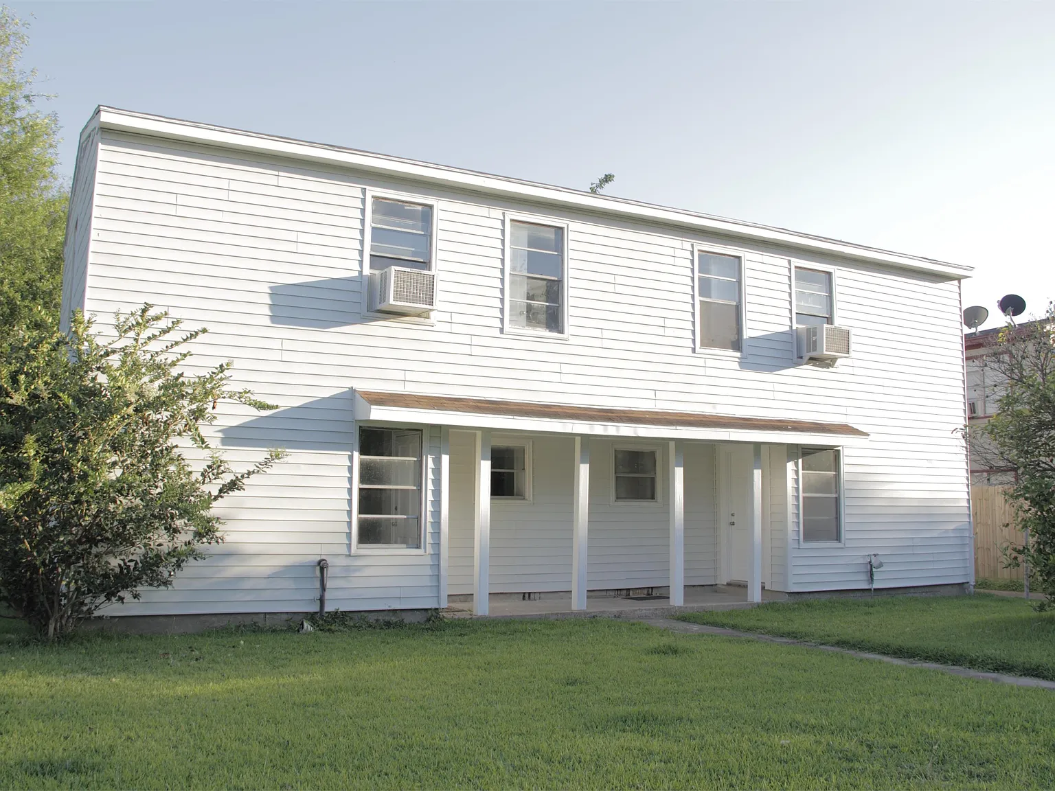 Chelsea Manor Duplex - 1207 — Photo 1