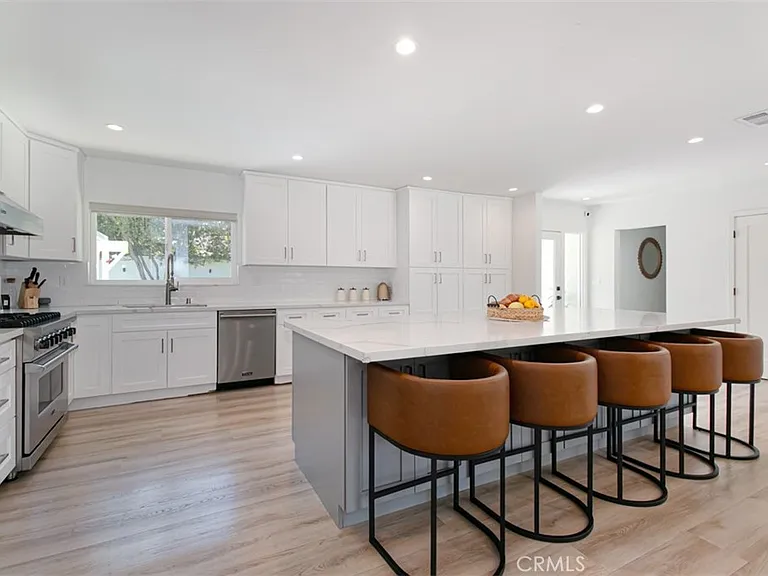 22841 Calvert St — Photo 17