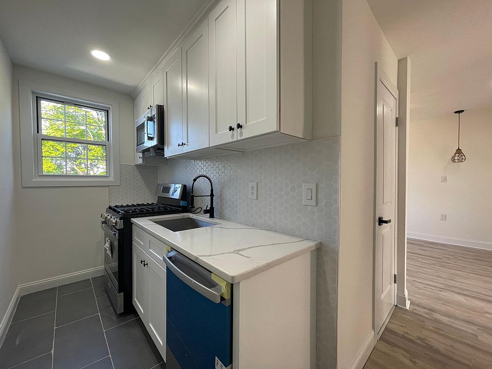 1st image of 256 Franklin Ave #2