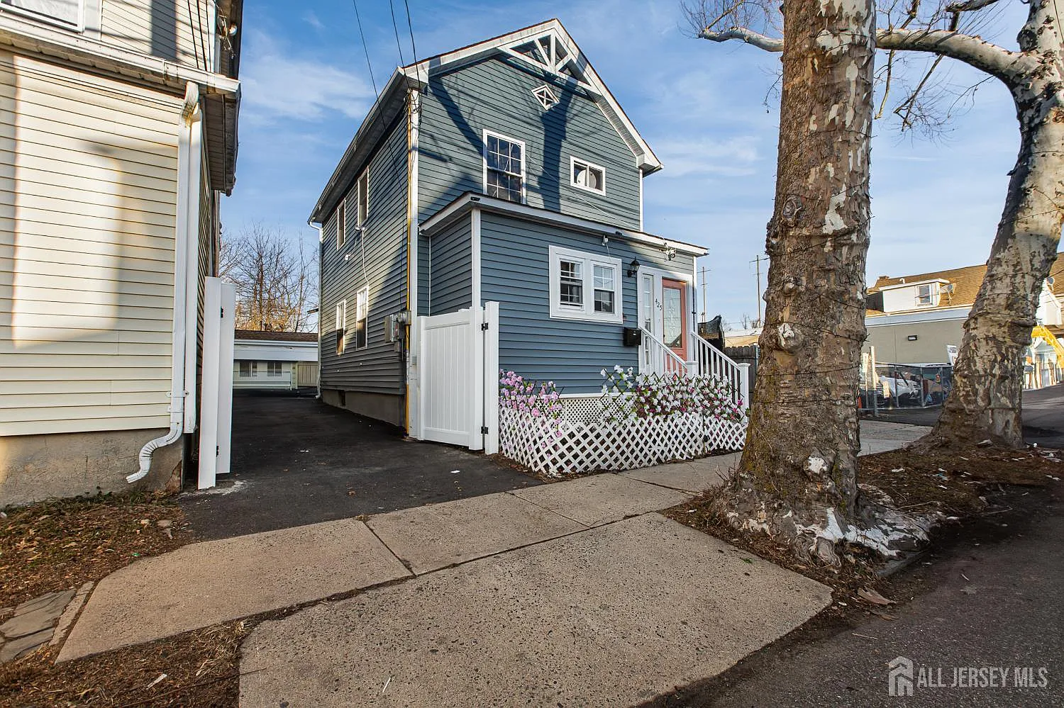 425 East Ave photo 1