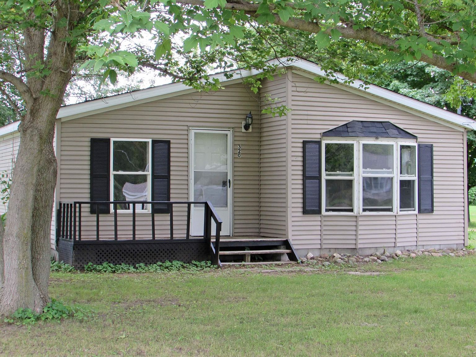 320 N 1st St, Chesaning, MI 48616 Zillow