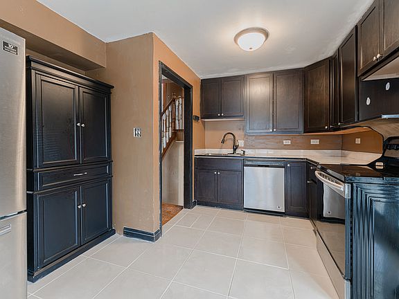 5th image of 812 Parkwood Dr