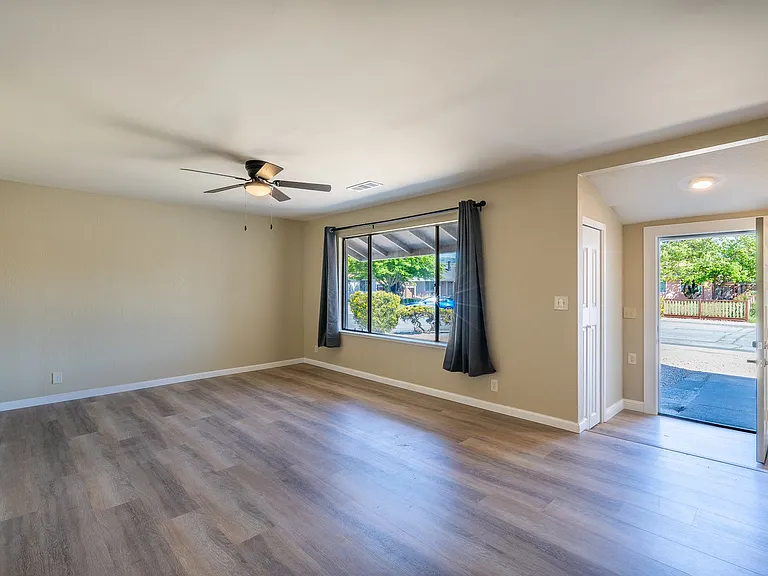1525 Jasmine Way — Photo 10