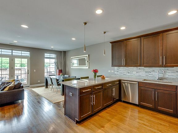 3rd image of 3828 N Lincoln Ave