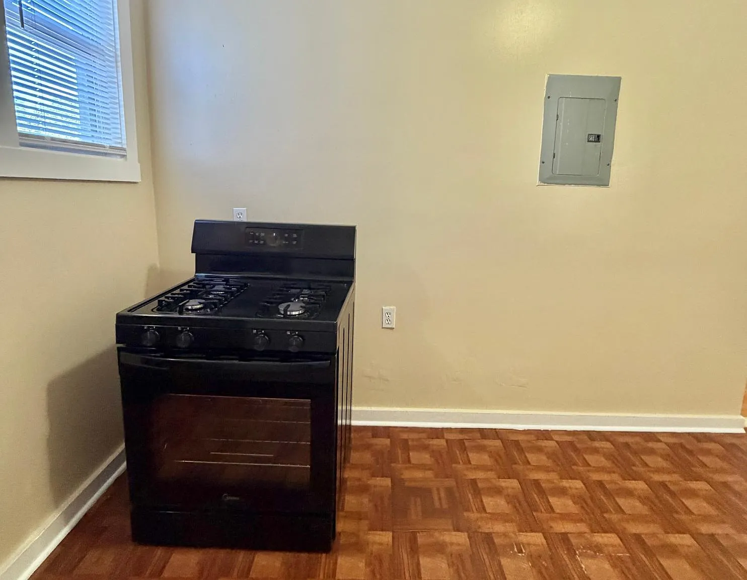 3 bed, 850 sqft, $1,475 — Photo 3