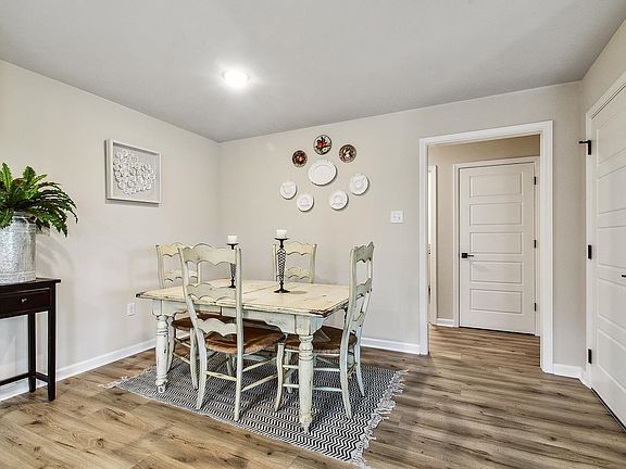 5th image of 1378 W Amber St