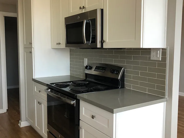 Burlingame Towers — Photo 22