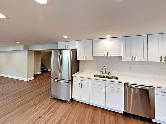 4th image of 2900 W Glenlake Ave #G