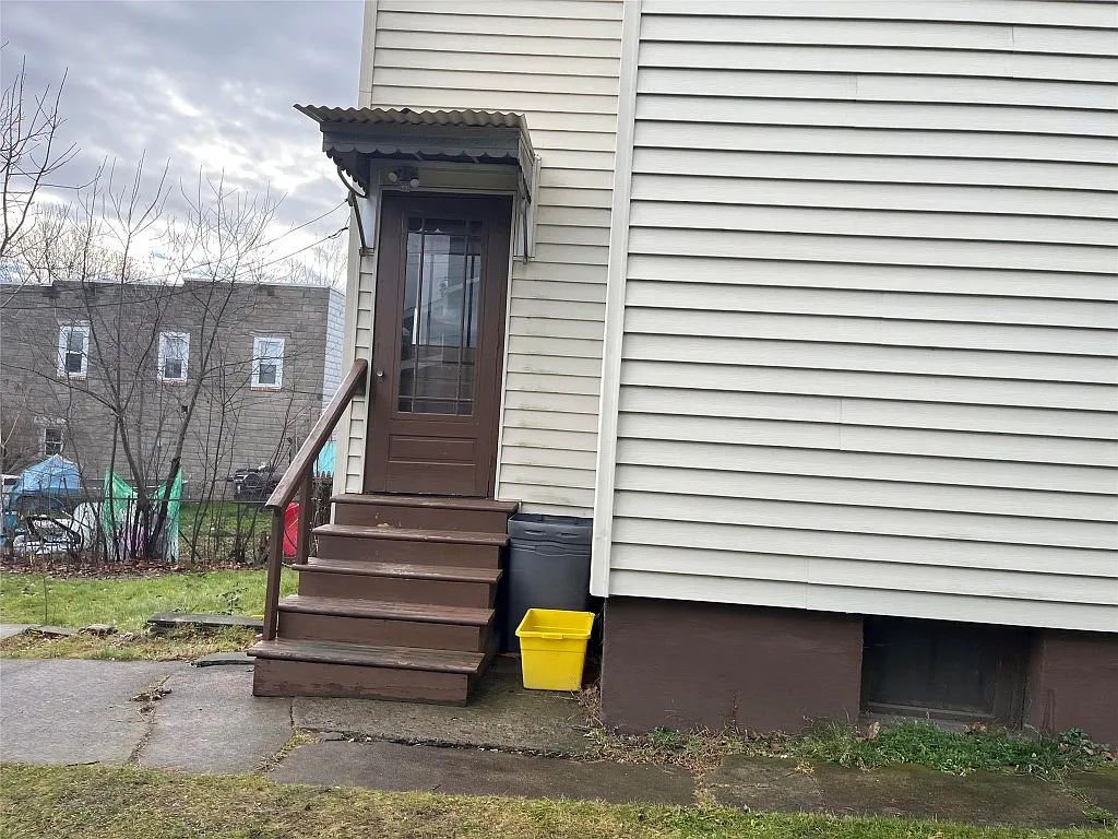 Building Photo - 124 Squires Ave #2