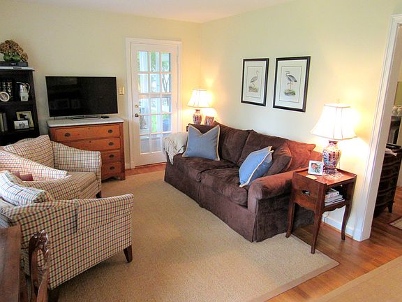 3rd image of 1215 Elmhurst Dr