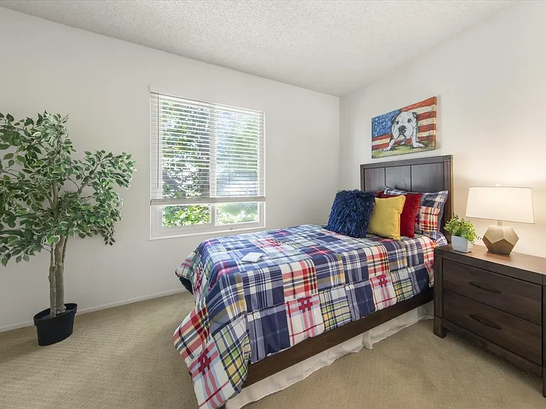 1811 Queen Victoria Way — Photo 16