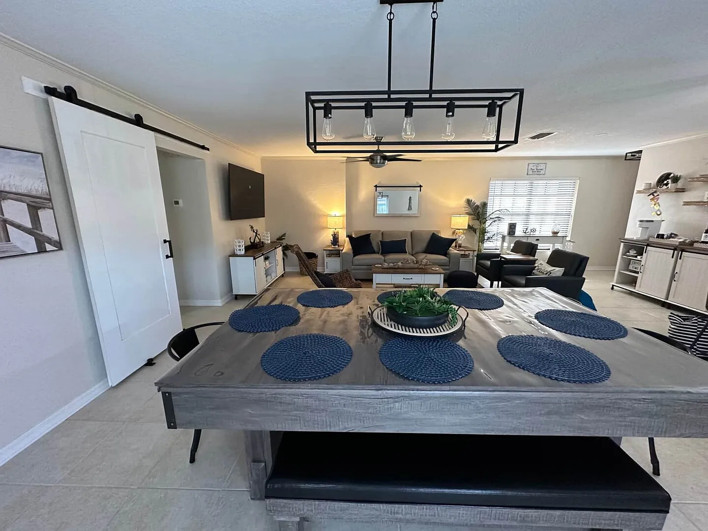 Newly renovated beautiful duplex with a ton of amenities & huge yard! — Photo 2